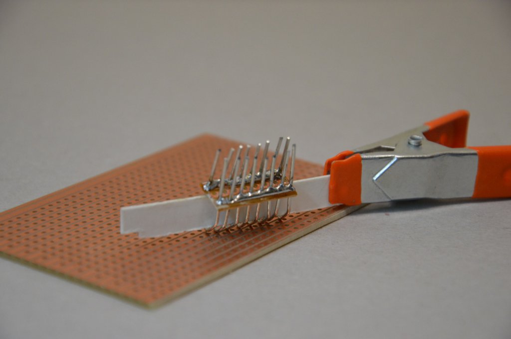 les supports de leviers de commande sont réalisés avec des trombones coupés en 2 et dont on garde la partie la plus large, souder le tout en s'aidant d'un carton de 7 mm de large pour l'alignement.