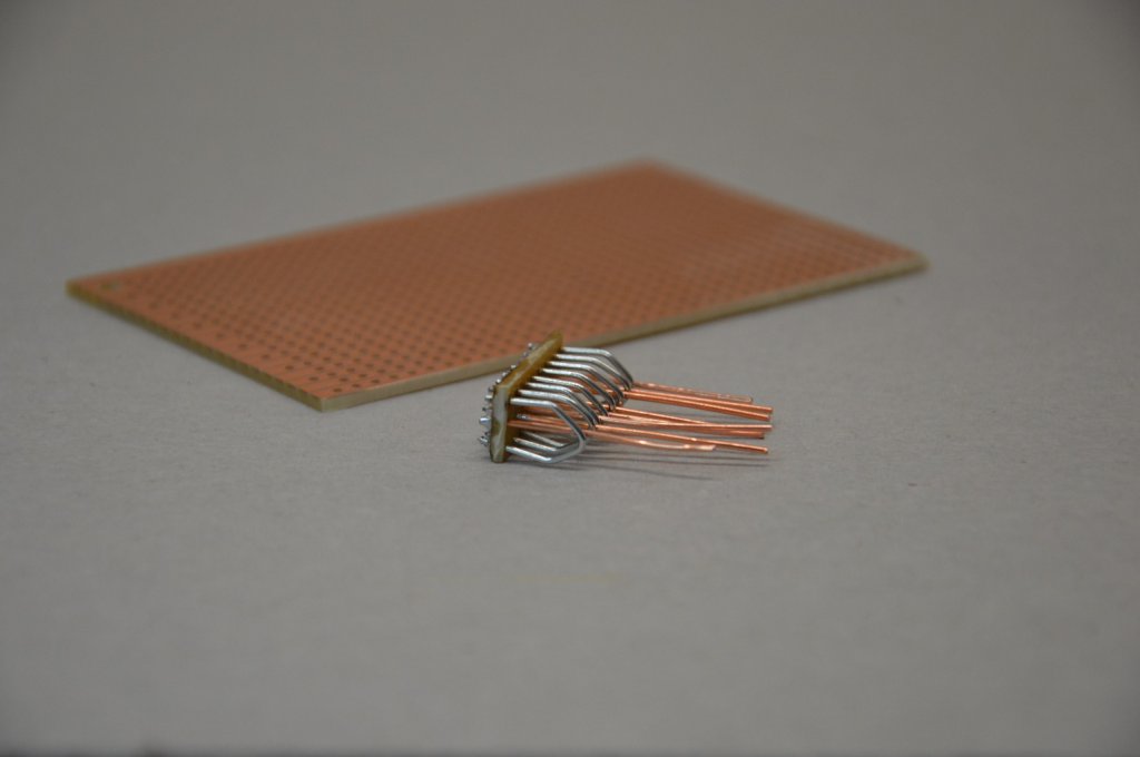 pour le levier, souder un fil de cuivre de 0.8 mm dans le trou laissé libre entre les pattes du trombone.